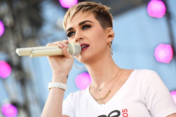 риана ильясова. бейонсе грэмми 2014. рианна профиль лица. ариана певица с микрофоном. певица года 2013.