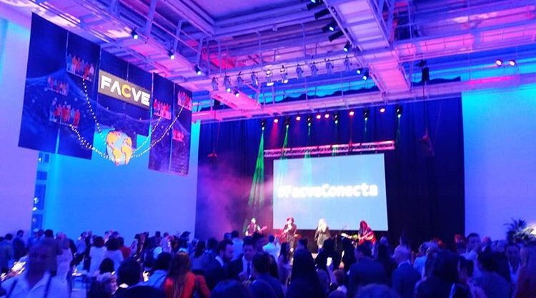 FACVE_ARG's tweet photo. Anoche en el Cocktail de fin de año!
Nosotros. Todos! #FacveConecta socios, clientes, sponsors y proveedores #Corporativo https://t.co/9KqYIKDdMB