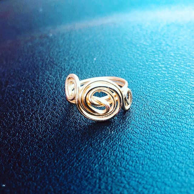 Take this ring and let the swirls wrap around and hug your finger like you swirl around and hug my heart! This can be custom-made and others are available at ift.tt/2DLuRYR
.
.
.
.
#ring #rings #jewelry #ringaddict #ringcollection #handcrafted … ift.tt/2CxUOOC