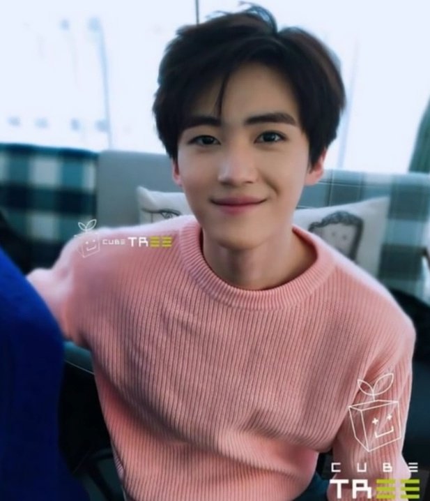hobiartly's tweet photo. TAMBÉM PERDI O DIA DO REIZINHO DA CHINA😭😭
MAS É TEMPO!
Yanan, queria dizer que você é uma pessoa incrível, especial! Seu sorriso é o motivo do meu, você é tão doce❤Nós te amamos muito, por favor, se cuida! Você faz muita falta meu rei❤❤
#PENTAGON #2YearsWithYanAn  @CUBE_PTG https://t.co/wT29TfoCRM