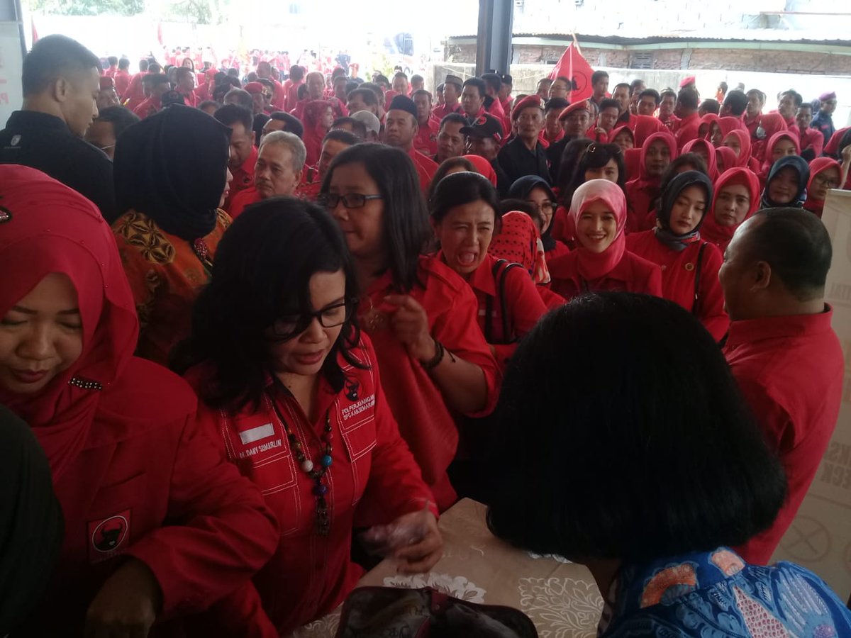 Selamat pagi...

ada 2 kegiatan terkait capres Jokowi hari di Semarang (bertemu dg seluruh kader PDI Perjuangan Jateng dan menghadiri deklarasi tim kampanye daerah Jateng)

#JatengPilihJokowi
#KandangBant3ng 
#JatengM3tal