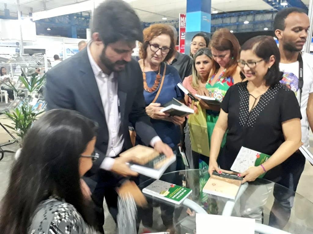 fapema_maranhao's tweet photo. Secretário da @SectiMaranhao, @davitelles, reitora da @UEMASUL_OFICIAL, @Bethquim15 e convidados, prestigiaram em nosso stand, lançamento: “Das moléculas aos ecossistemas" e “Réus de Batina", livros publicados com apoio da Fundação na #SNCT2018 #Fapema #SECTI #GovernoDeTodosNós https://t.co/KjOXm9MayC