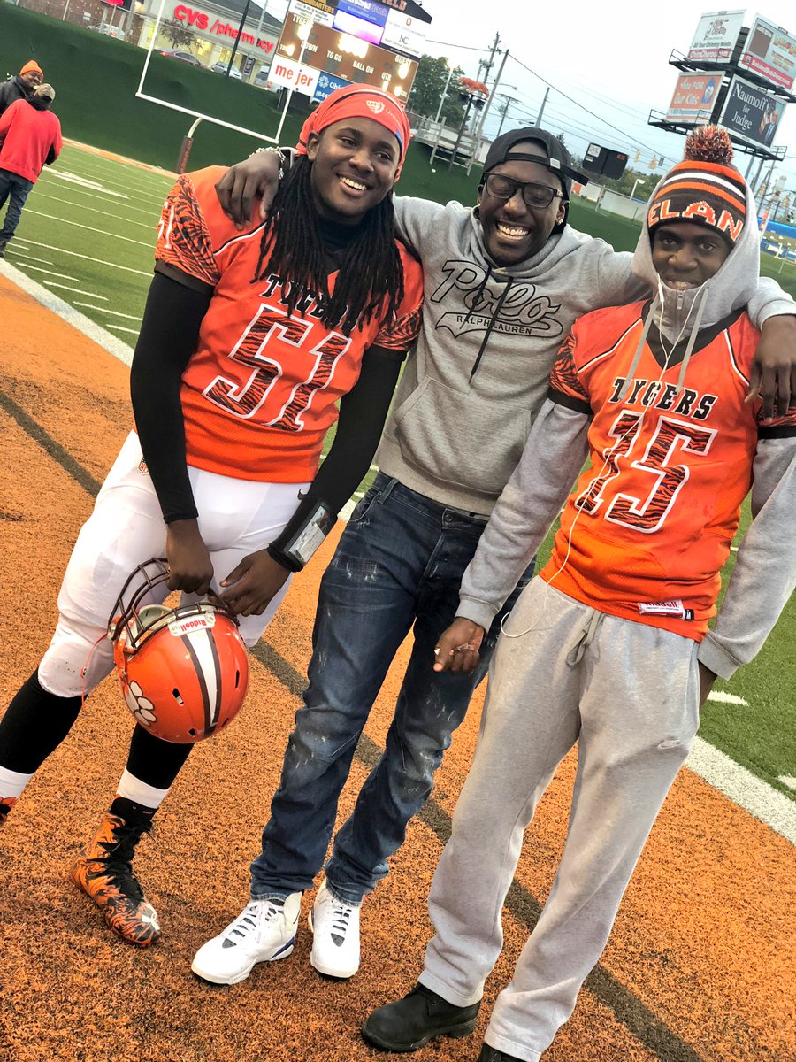 s_poodie's tweet photo. I hustle for them so they can chase their dreams! 💜 #missingasister https://t.co/fkyjFJ7ejj