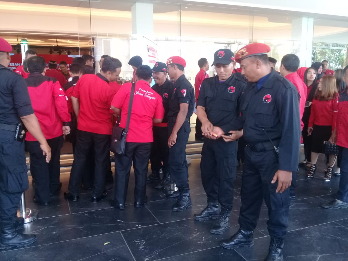 Kawal acara, Satgas NKRI Cakra Buana berikan sumbangsih keamanan pintu masuk dalam acara Rakerdasus di MAC Ball Room, Jl. Majapahit Kota Semarang.

#JatengPilihJokowi
#KandangBant3ng
#JatengM3tal