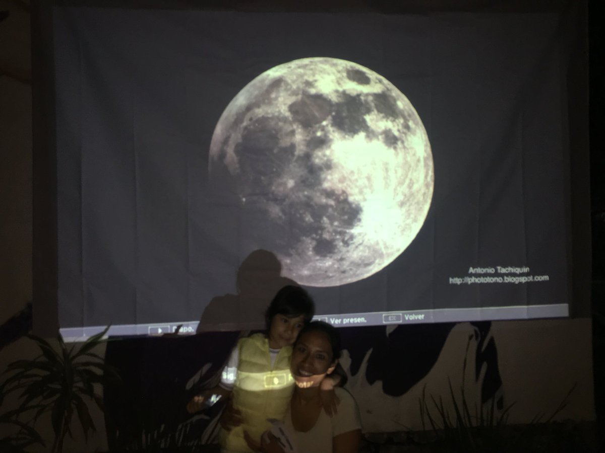 Nuestra #moonselfie en la #NocheEstelar2018 👩‍👧