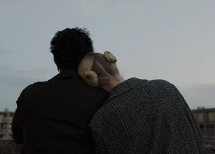 ضع رأسك على كتفي وحزنك بداخلي.