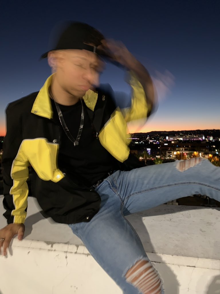 larray's tweet image. issa has one job...