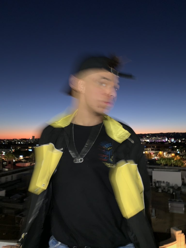 larray's tweet image. issa has one job...