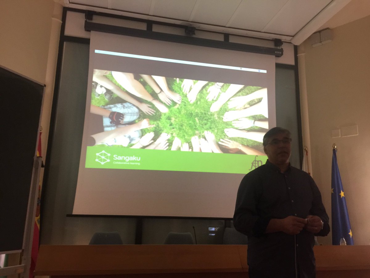 fespm_es's tweet image. #MatematicasRRSS Charla sobre Sangaku por Benet Andújar, que comenzamos con una dinámica para mostrar las relaciones que se establecen en las redes sociales