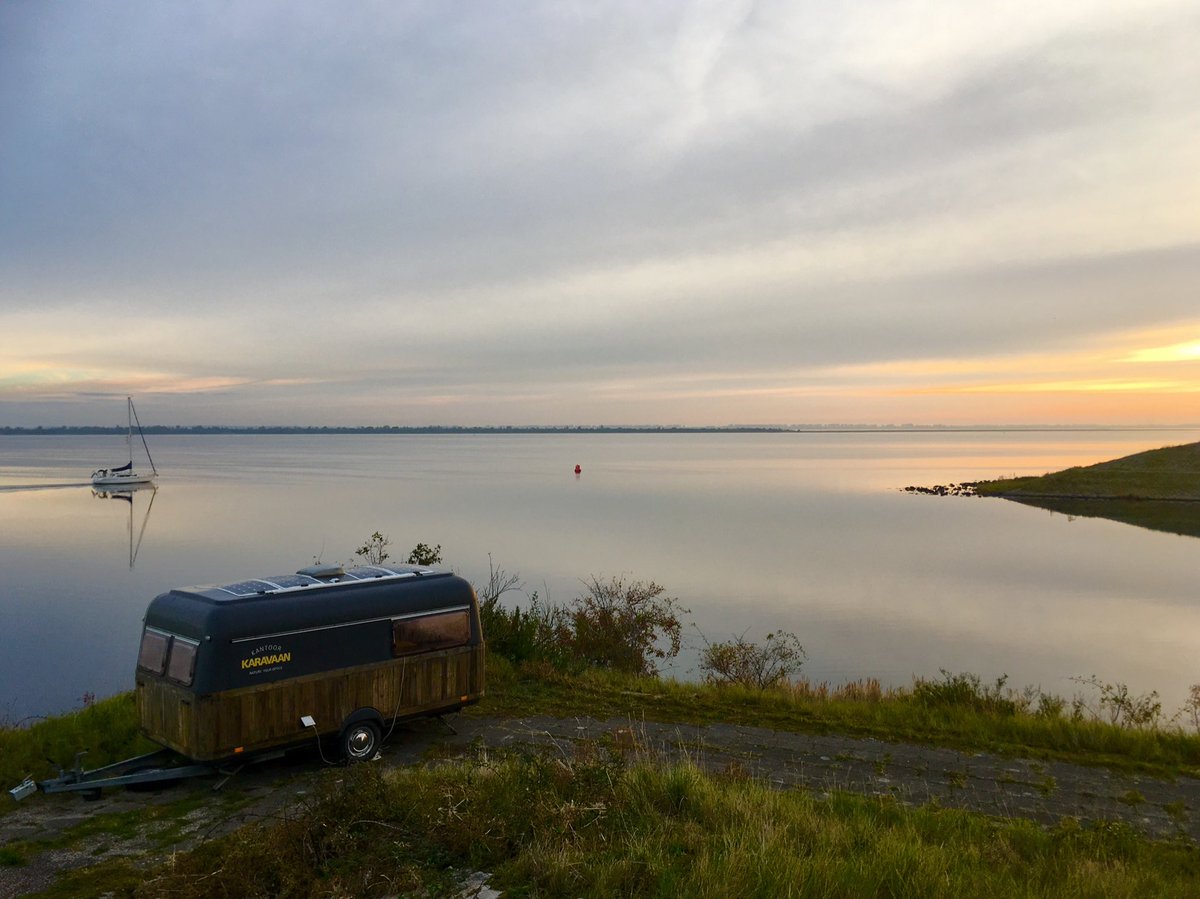 Windstil op de #grevelingen, zo zien we het niet vaak. Maandag komt <a href="/10uur/">Arnoud Slagter</a> vergaderen in de <a href="/KantoorKaravaan/">KantoorKaravaan</a>. Wil jij dat ook? ivn.nl/kantoorkaravaan