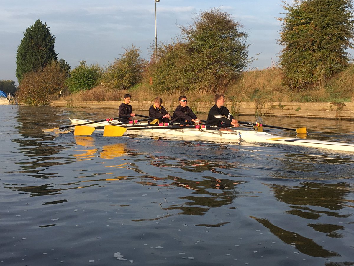 HamptonRowing's tweet photo. The Autumn chill’s definitely arrived with 7 deg on the thermometer but it’s a beautiful morning for a row. Last session before #Temple2018 training camp 🚣‍♀️ https://t.co/EfNe5NHVXn