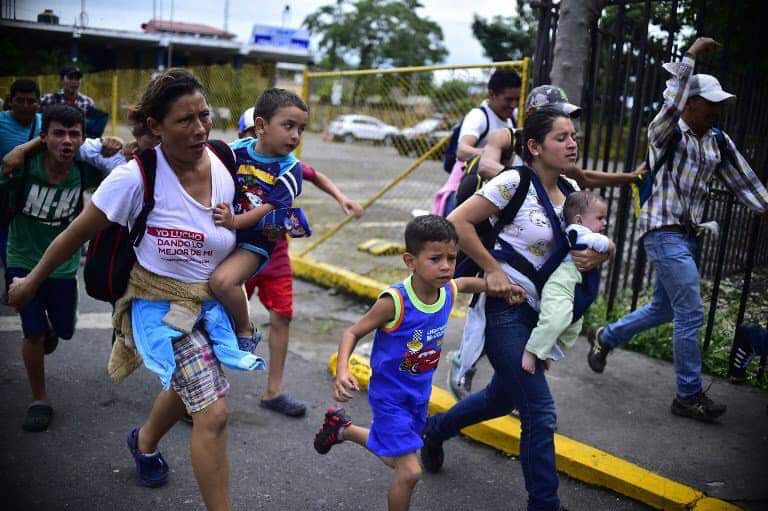 Miles de familias hondureñas cruzando la frontera con México para llegar a EEUU. Curioso que en este caso nadie hable de "éxodo". Tampoco se destaca la responsabilidad del gobierno hondureño ni si el modelo económico capitalista que rige en Honduras es fallido. #CaravanaMigrantes