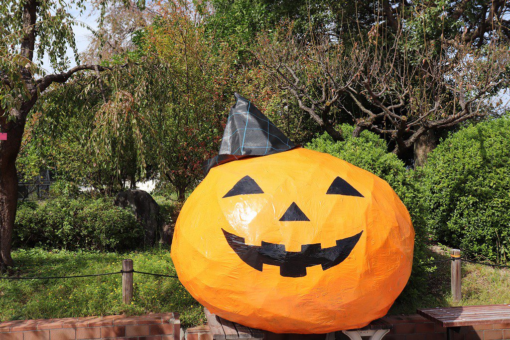 東谷山フルーツパーク ハロウィン限定フォトスポット 世界の熱帯果樹温室の東側広場に今年も オバケカボチャ が登場 ぜひ大きなカボチャと一緒に写真を撮ってください 東谷山フルーツパーク 名古屋市 守山区 オバケカボチャ 東谷山フルーツパーク ハロウィン限定フォトスポット 世界の熱帯果樹温室の東側広場に今年も オバケカボチャ が登場 ぜひ大きなカボチャと一緒に写真を撮ってください 東谷山フルーツパーク 名古屋市 守山区 オバケカボチャ