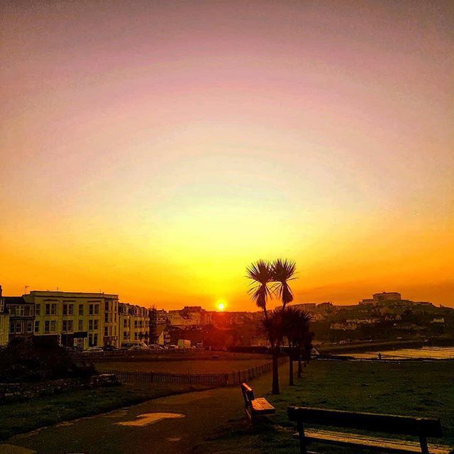 NewquayRedLion's tweet photo. #newquaysunset #walks #killercourt by Aaron Hargrave ❤️ https://t.co/qq9wcLeN4P https://t.co/nznopzQTY7