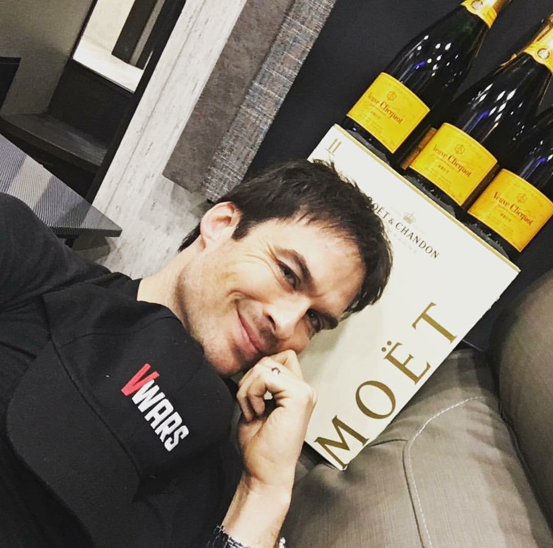 DLutherSwann's tweet photo. He is like a wine 🍷 . He becomes more handsome with time... 😍 Adorable ❣️
#IanSomerhalder #DaddyIan #DirectorIan #LutherSwann #Wrap #Netflix #VWars https://t.co/Mj8SZ7Y9P2