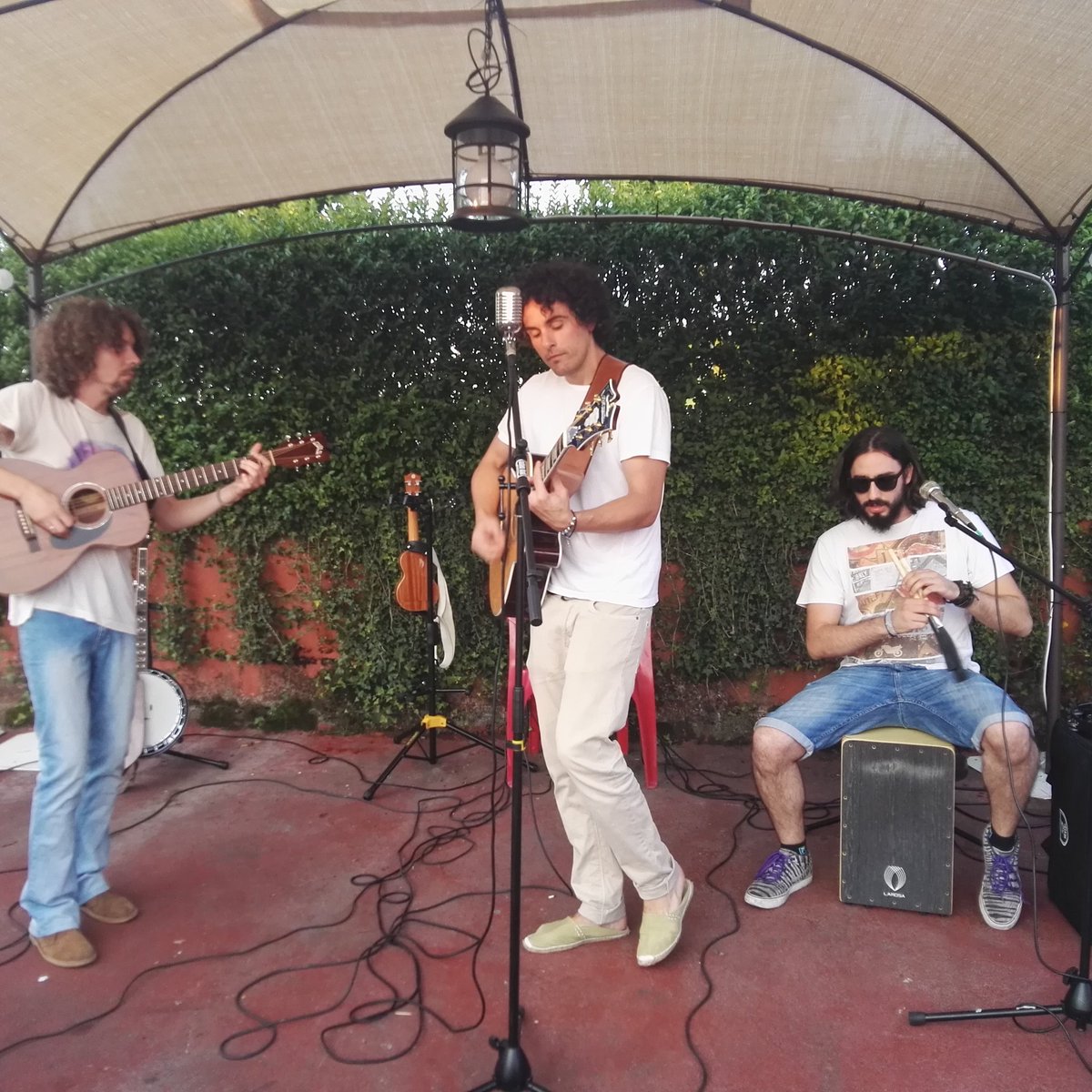 leomdebuda's tweet photo. Este es uno de nuestros últimos #conciertos en #Asturias, en @elparrau_ . Y como nos quedamos con muchas ganas de volver a tocar en esa tierra maravillosa, volveremos pronto!! #cangasdeonis #3denoviembre 👏👏👏

..
#música #music #grupodemúsica #cantantes #cultura https://t.co/D5C6FDE2B6