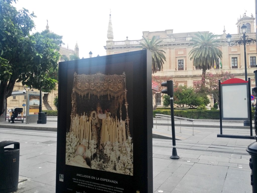 📷 Exposición fotográfica en la Avenida de la Constitución #Sevilla con motivo del VI centenario de la fundación de la <a href="/EspDeTriana/">Esperanza de Triana</a> #AncladosenlaEsperanza ⚓