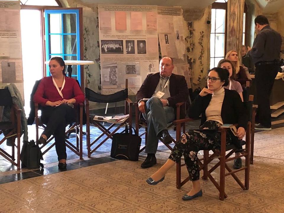 DipAcademyUA's tweet photo. 19/10/2018 #DAOS2 Day_6. Спілкувалися з #YevgeniyaGaber про особливості міжкультурного діалогу, дип. перекладу, протоколу та етикету. Заст.секетаря @rnbo_gov_ua Олександр Литвиненко детально розповів про історію виникн. гібрид. загроз та про складові рос. стратегічних комунікацій https://t.co/0QNkeyBejL