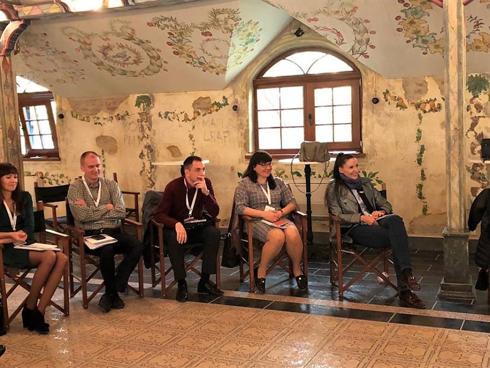DipAcademyUA's tweet photo. 19/10/2018 #DAOS2 Day_6. Спілкувалися з #YevgeniyaGaber про особливості міжкультурного діалогу, дип. перекладу, протоколу та етикету. Заст.секетаря @rnbo_gov_ua Олександр Литвиненко детально розповів про історію виникн. гібрид. загроз та про складові рос. стратегічних комунікацій https://t.co/0QNkeyBejL