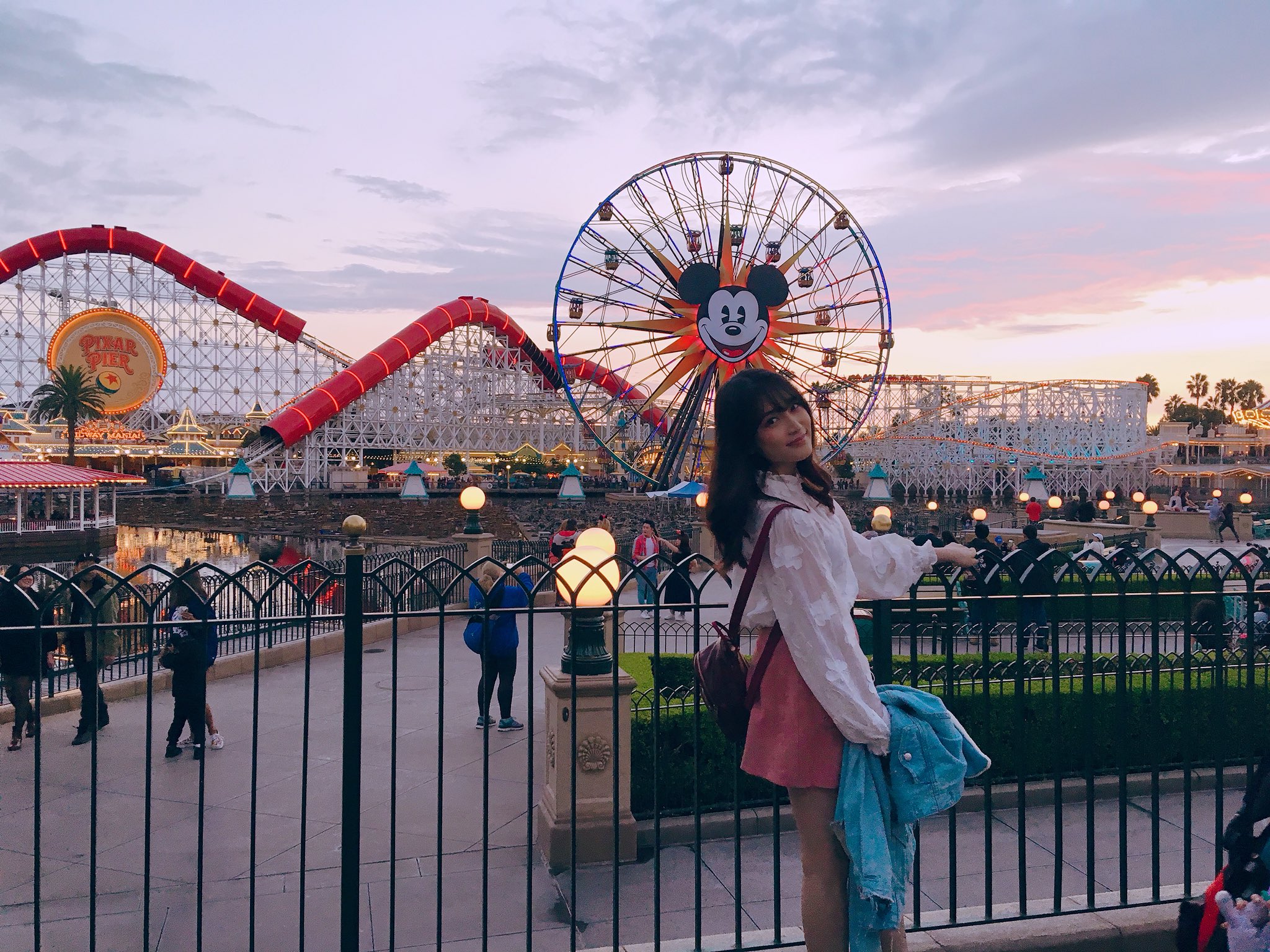 تويتر 入山杏奈 على تويتر 先日仕事でlaに行ってたのでdisneylandに ウォルトディズニーのブロンズ像日本の ディズニーにもあるのにテンションあがって同じポーズまでして写真撮っちゃった 日本よりもアトラクション激しめだし久しぶりのディズニー楽しかっ