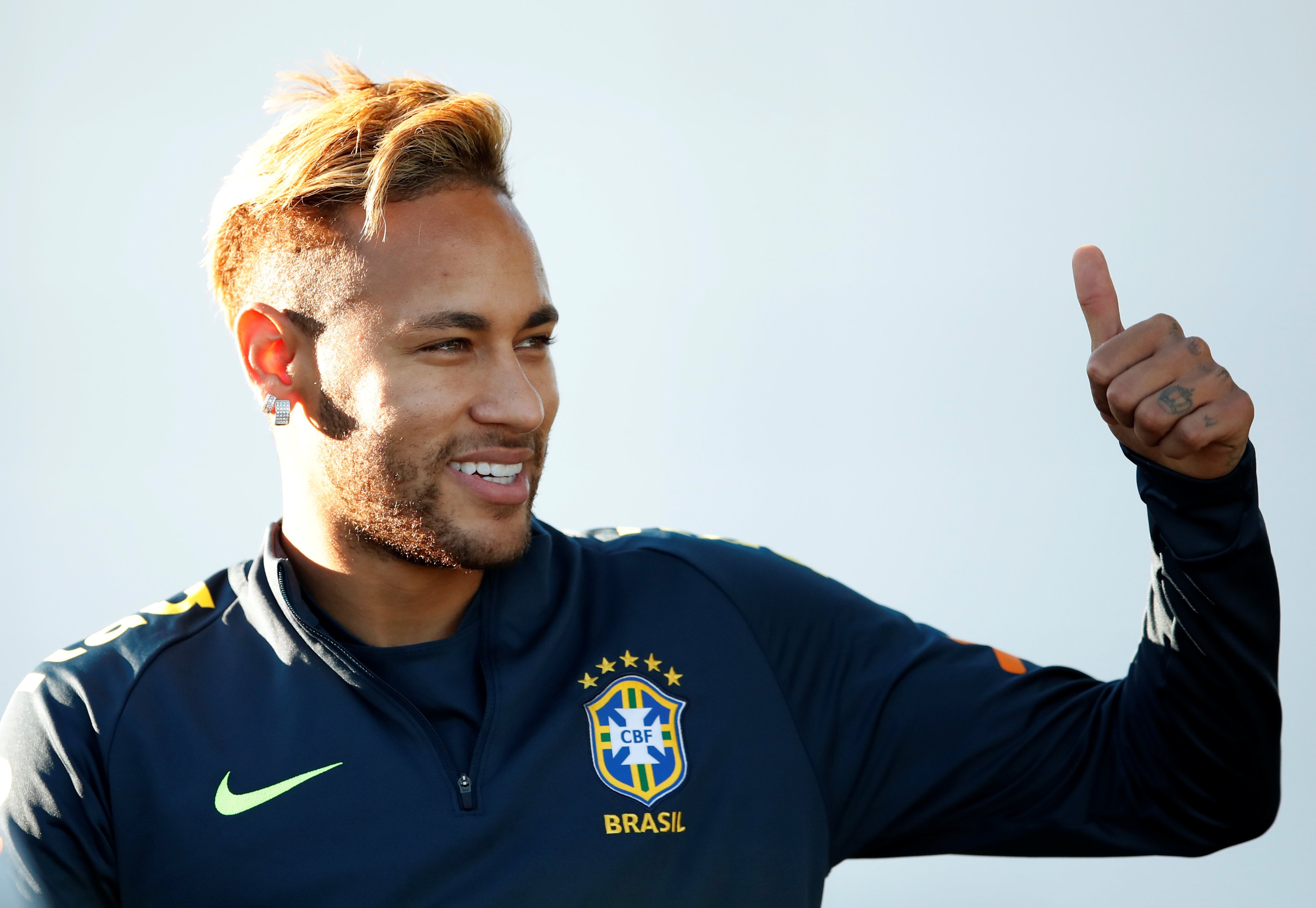 Twitter 上的 スポーツナビ サッカー編集部 今日は何の日 10月日は 頭髪の日 髪型が特徴的なサッカー選手といえば フェライニ ネイマール ロナウド 本田圭佑 写真 ロイター アフロ 長田洋平 アフロスポーツ T Co Fol8ntkiic