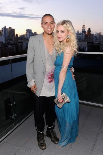 HealthCareMagUS's tweet photo. Celebrity> Ashlee Simpson Ross &amp; Evan Ross' Body Language Over Tim..https://t.co/2SHdT4Wz45 #health https://t.co/TcgcsF5ZNK