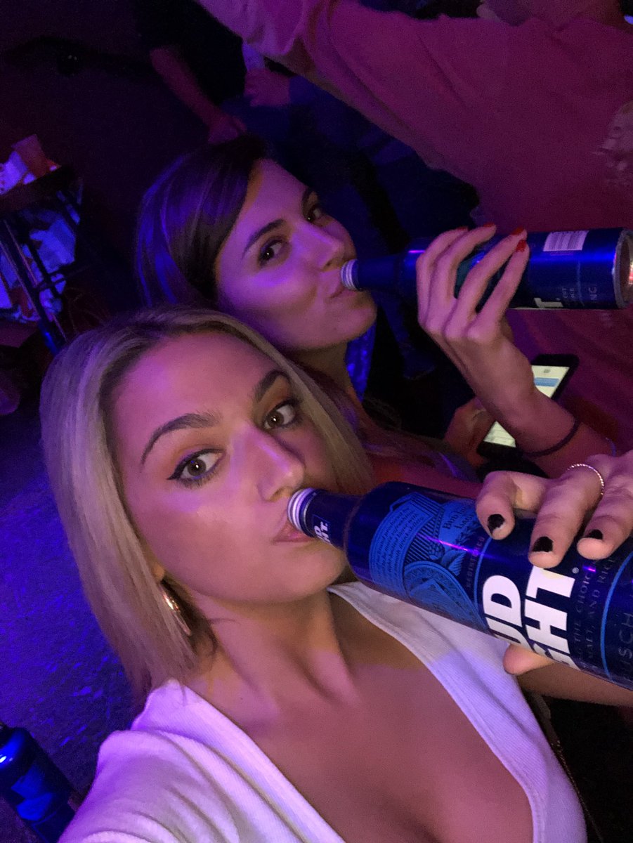 BarstoolRia's tweet photo. 8 MINS LEFT TO VOTE FOR US!!!!! #ThePopPodcast #ChicksInTheOffice #PCAs RETWEET NOW https://t.co/kTlCFM5uNb