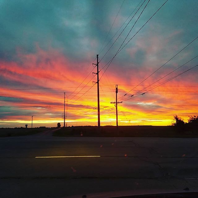 JenMcMillin's tweet photo. A beautiful sunrise in the #IL101st- 18 days left! #JenOnTheRoad #JenForStateRep https://t.co/SupwlPnXDG https://t.co/1H37ZiiMwU