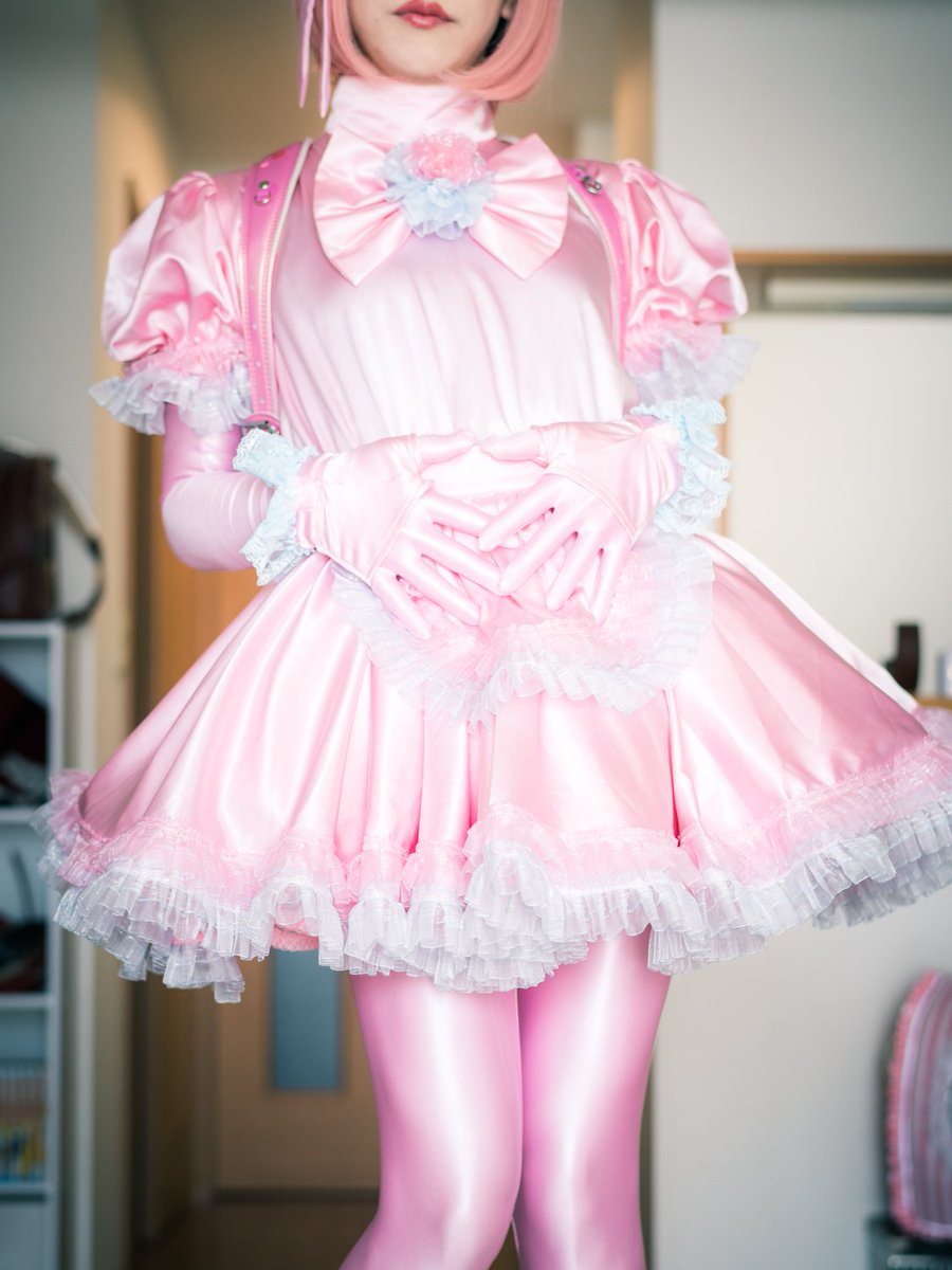 すちうる 全身ピンクサテンフリフリのドレスを着て光沢ピンクランドセルを背負っているピンク 頭の写真です 両腕 両脚 お尻すべて光沢ピンクに包まれています 下に履いているペチコートのおかげで常にお尻が見えてしまっています スカート部分は真横まで