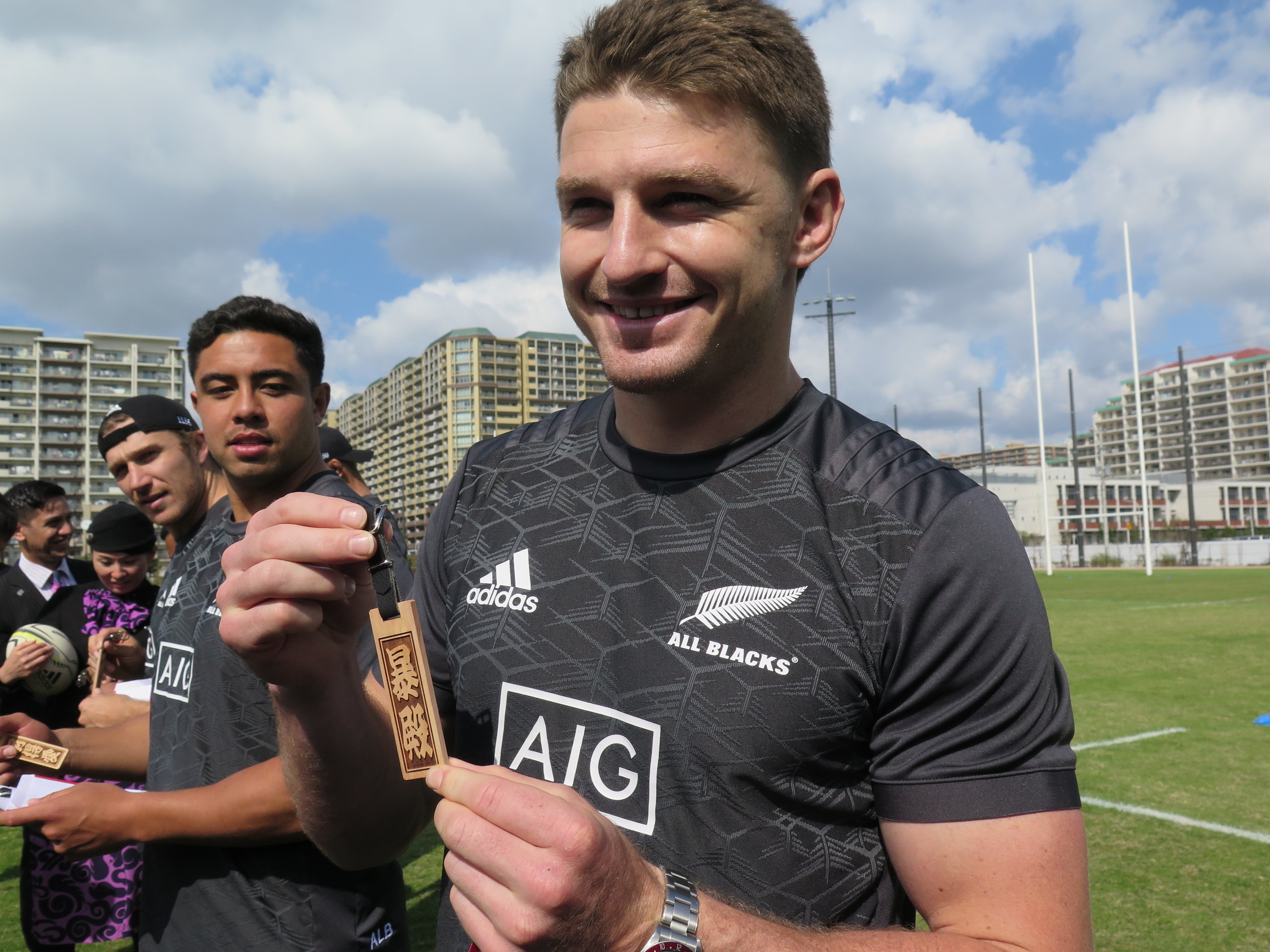 Nikkei Rugby ボーデン バレット選手ら オールブラックスの5人がnz航空主催のラグビー教室に参加 江東ラグビークラブの子供らは 各選手の名前を当て字で表記したプレートをお礼に贈りました 漢字の意味を聞いたバレット選手は笑顔を見せていました 谷口