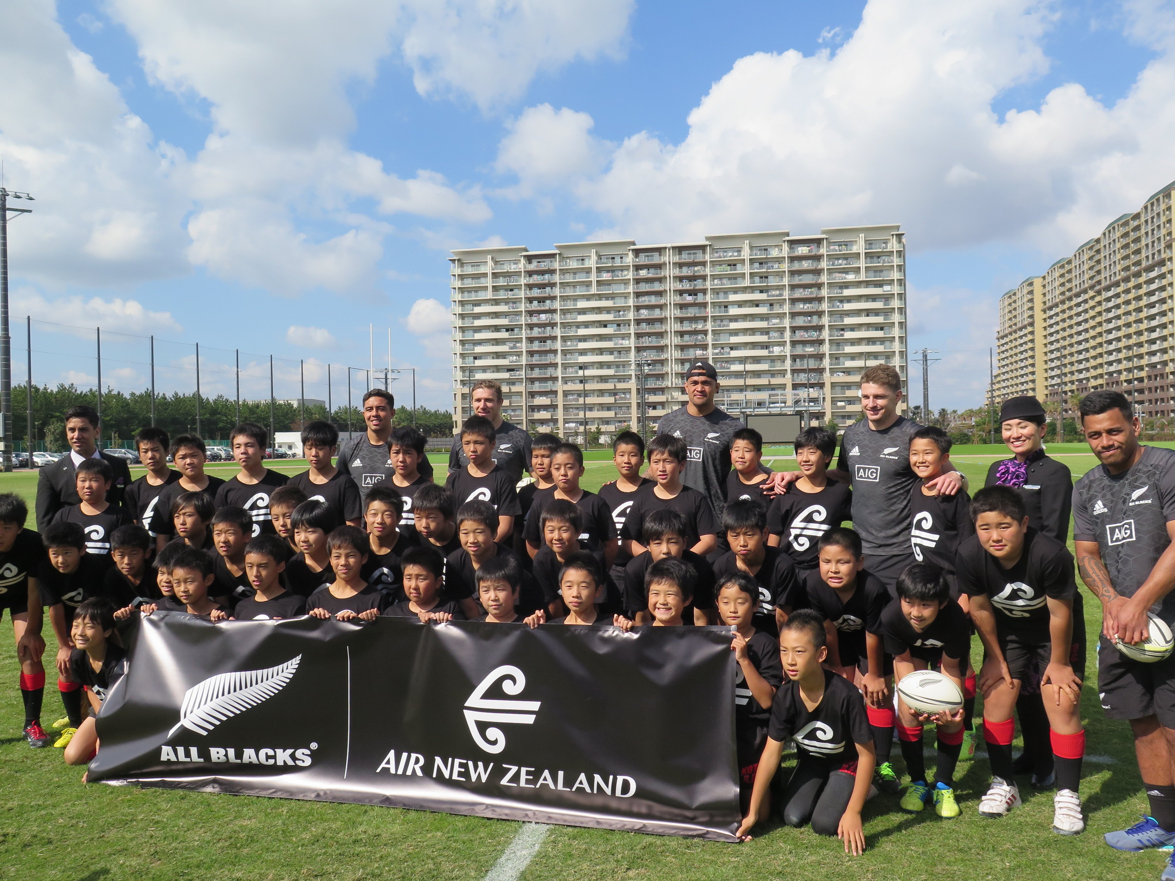 Nikkei Rugby ボーデン バレット選手ら オールブラックスの5人がnz航空主催のラグビー教室に参加 江東ラグビークラブの子供らは 各選手の名前を当て字で表記したプレートをお礼に贈りました 漢字の意味を聞いたバレット選手は笑顔を見せていました 谷口