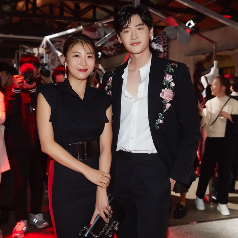 HAJIWONHK1023's tweet photo. 하지원 & #이종석 #알렉산더맥퀀 행사
#하지원 #HaJiWon #ハジウォン #河智苑 #ХаДжиВон #hajiwon1023 #햇님 @hajiwon1023 #hajiwonhk1023 #HK1023 #河智苑香港站 #해와달엔터테인먼트 #광진구 #성수동 #레이어57 #LAYER57 #AlexanderMcQUEEN #시크릿가든 #秘密花園 #secretgarden #leejongsuk https://t.co/GT2fn5jS3b