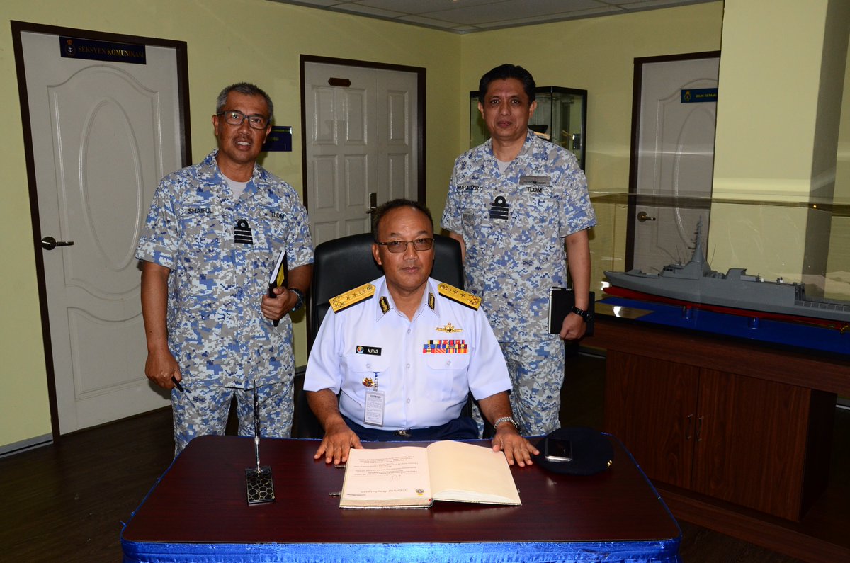 RMN_LCS's tweet photo. PPLCS menerima lawatan kerja dari AKS Perancangan Pembangunan, Laksamana Muda Shamsudin bin Hj. Ludin dan Pasukan Projek OPV APMM. Deligasi APMM diketuai oleh Pengarah Projek OPV APMM, Laksamana Muda (M) Dato' Mohd Aliyas bin Hamdan @mykamarul  @tldm_rasmi https://t.co/nN7xXgdREZ https://t.co/WtvJ2nMIsI