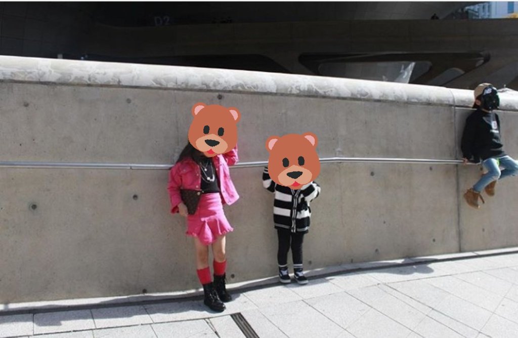 AtZ6et's tweet photo. 얼굴을 가리지않고 올려버려서 다시 올립니다.이게 뭔지암? 요번 패션위크때 애들 사진이랍시고 올라온거임 조팔 첫번째 사진은 유치원생으로 보이고 마지막사진에서 냄져어린이는 걍 바지에 티 입혀놓고 여자애들은 노출,화장, 례쁜 치마 못 잃어..... https://t.co/oF6JkiLTKJ