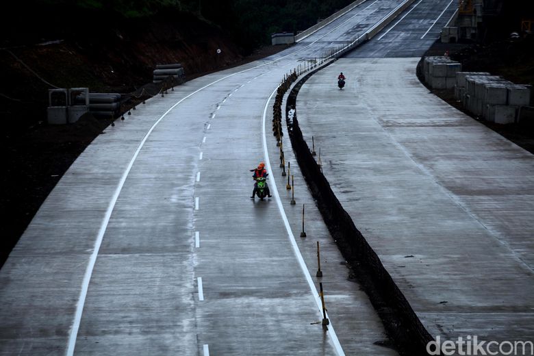 Ruas jalan tol Bogor-Ciawi-Sukabumi (Bocimi) seksi I yang menyambungkan Ciawi-Cigombong akan beroperasi akhir bulan ini. Yuk lihat penampakannya: detik.id/69DqhZ

via: <a href="/detikfinance/">DetikFinance</a>