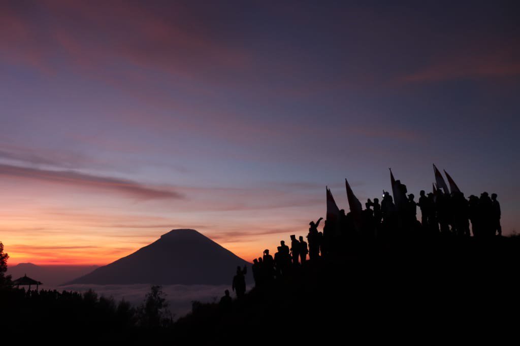 Sunrise Yang Indah Di Bukit Sikunir