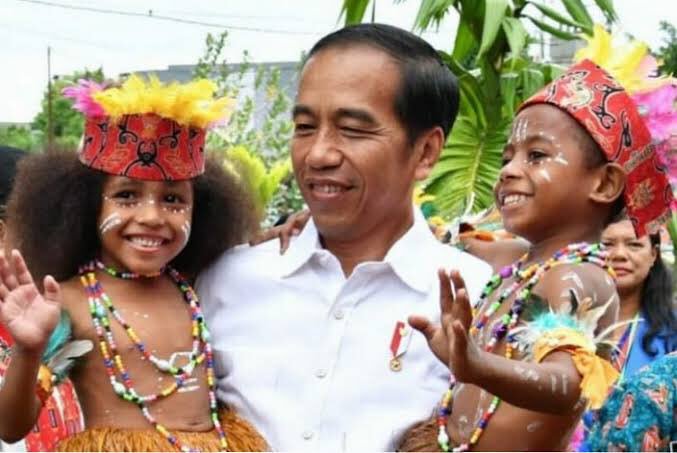 Arie_Kriting's tweet image. "Kalau hitung-hitungan ekonomi dan politik, kita cukup bangun di Pulau Jawa saja. Tapi kenapa kita harus membangun di Indonesia Timur? Karena kita ini bernegara, bukan berbisnis saja."
Jokowi, pidato saat HUT50 KADIN.

Hormat Bapak Presiden. 🙏🏾

#4TahunJokowi