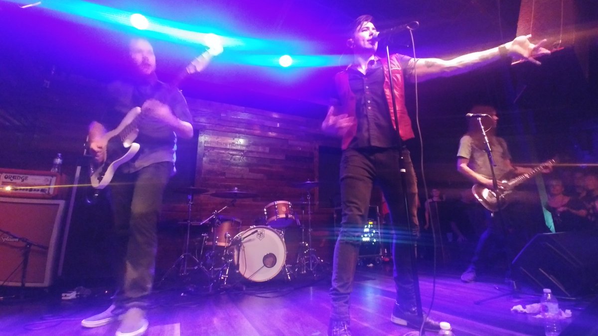 RenoPhoenixx's tweet photo. Apparently, my camera has decided that either Nate can be in focus, or Andy can, not both. @NateWantsToBtl @AndySteinMusic @shawnchristmas #paidinexposuretour #Orlando #TheSoundbar https://t.co/wRbfjojs8E