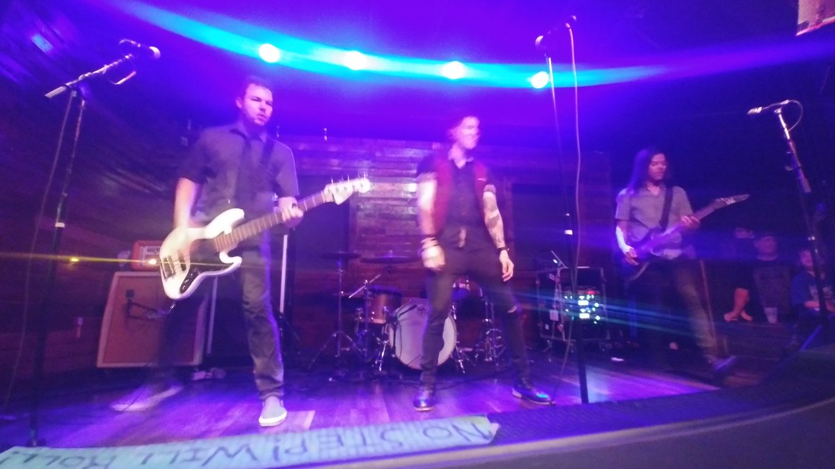 RenoPhoenixx's tweet photo. Apparently, my camera has decided that either Nate can be in focus, or Andy can, not both. @NateWantsToBtl @AndySteinMusic @shawnchristmas #paidinexposuretour #Orlando #TheSoundbar https://t.co/wRbfjojs8E