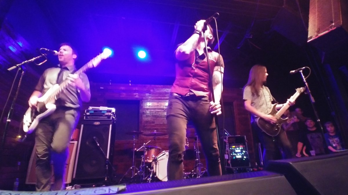 RenoPhoenixx's tweet photo. Apparently, my camera has decided that either Nate can be in focus, or Andy can, not both. @NateWantsToBtl @AndySteinMusic @shawnchristmas #paidinexposuretour #Orlando #TheSoundbar https://t.co/wRbfjojs8E