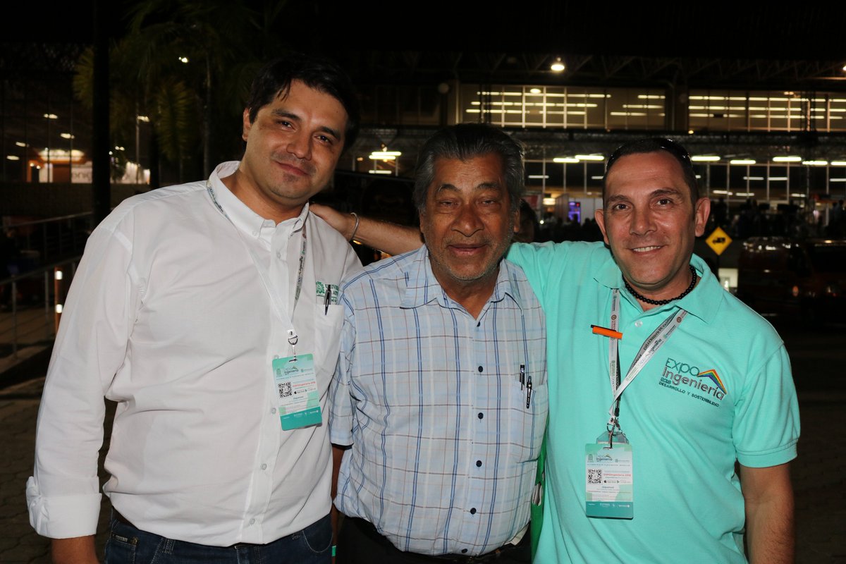 FIngenieriaUdeA's tweet photo. #EXPOIngeniería2018 finaliza con un resultado positivo, una feria que dejó plasmado los desarrollos ingenieriles de cada grupo, de cada expositor. Un evento que realmente le permitió a los visitantes disfrutar de exposiciones llenas de innovación. Gracias a toda la comunidad https://t.co/QWPkrqOuX9