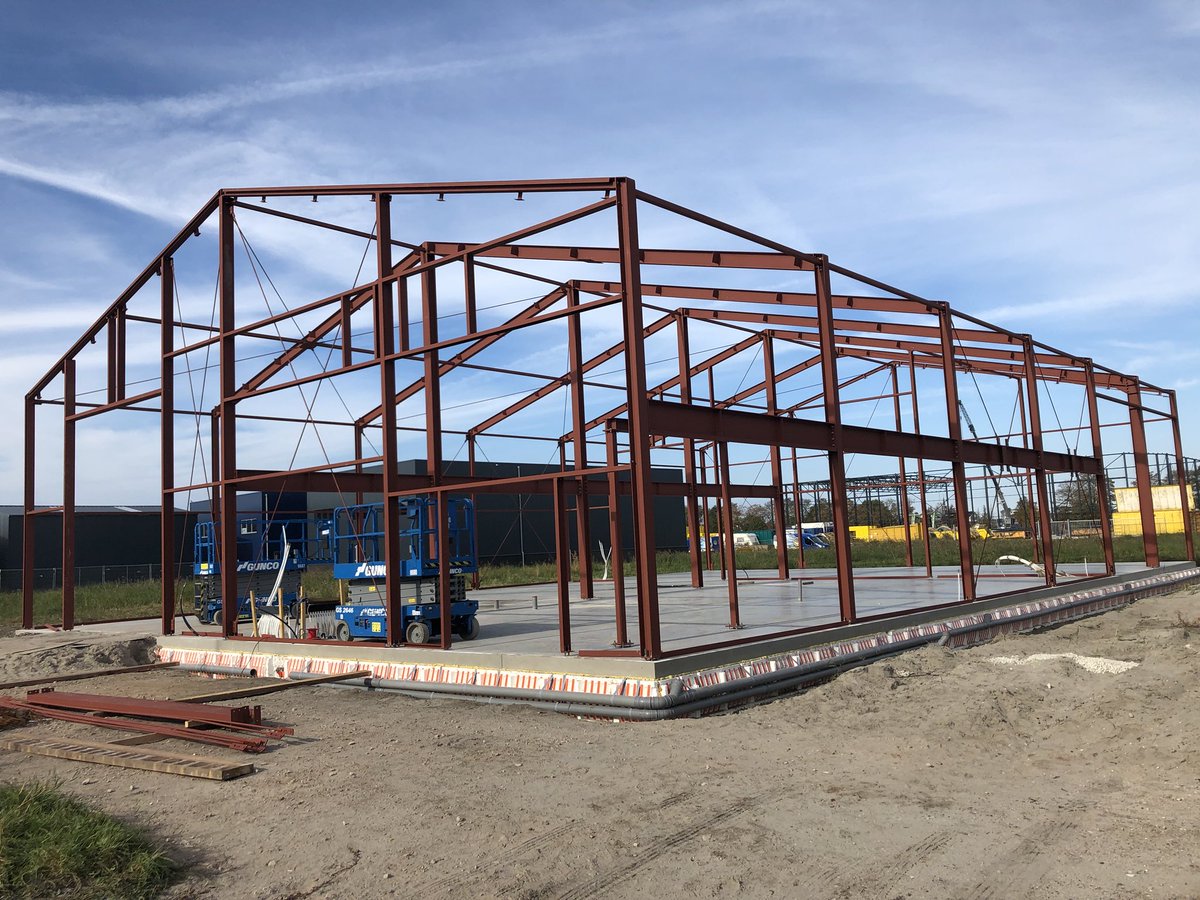 Het staal staat maandag de vloeren erop en dan gelijk de beplating eromheen 👍🏻👍🏻👍🏻#houtenambacht