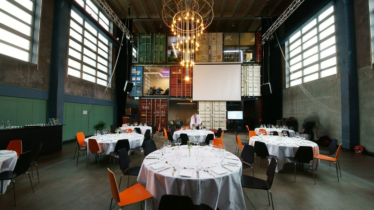 Zasedání v bývalé řídící hale? I to je v #impacthubnetwork možné! Impact Hub Zürich otevřel již svou 4. lokalitu s názvem Kraftwerk a my se zamilovali. Zajeďte si na návštěvu s #impacthubpassport! bit.ly/cestovanisimpa…