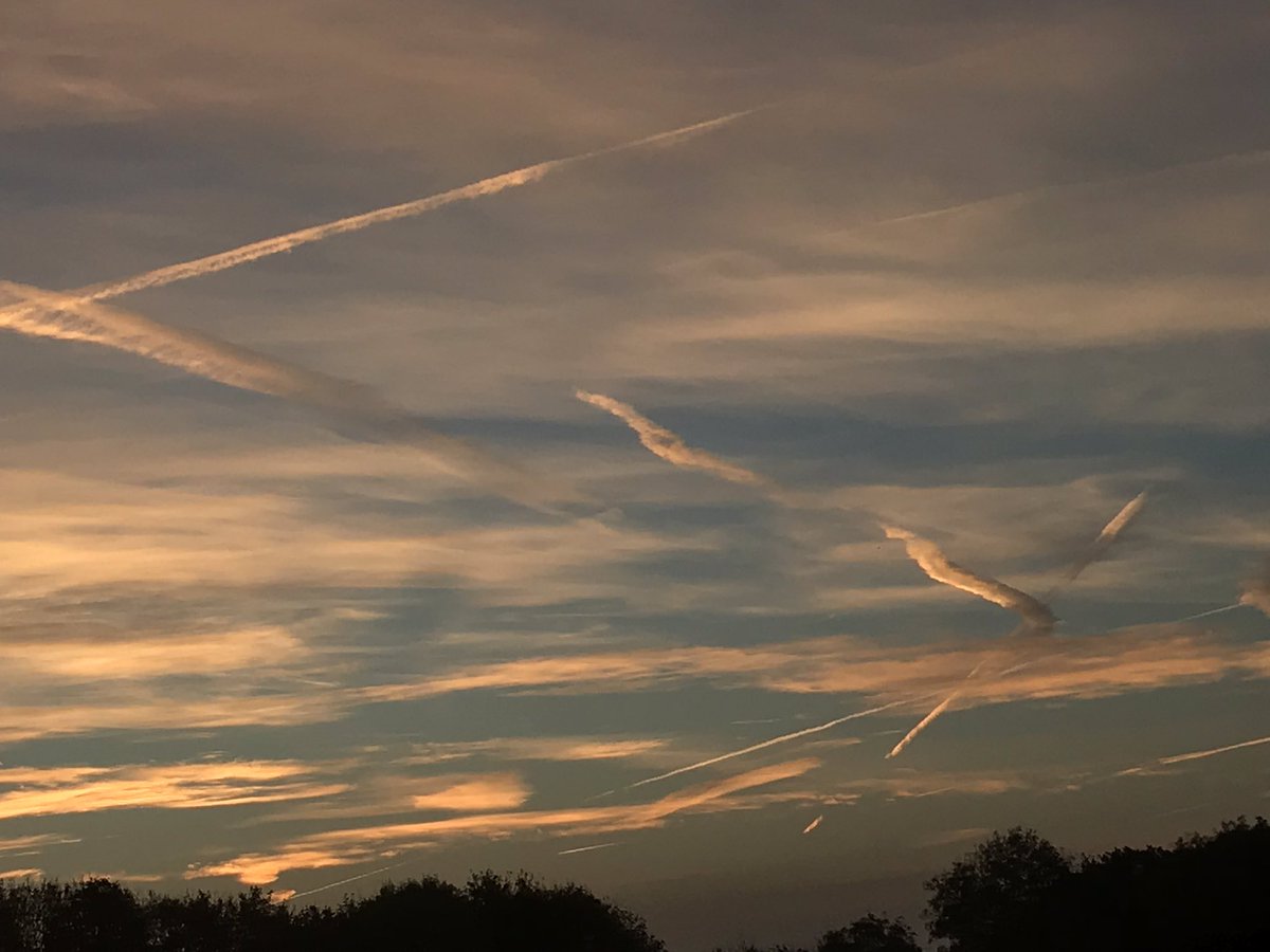 Skies all carved up over #chorleywood this am <a href="/inrickmansworth/">Rickmansworth</a> <a href="/BBC/">BBC</a> <a href="/newsfromthewood/">Chorleywood Magazine</a> <a href="/chorleywoodres/">ChorleywoodResidents</a>