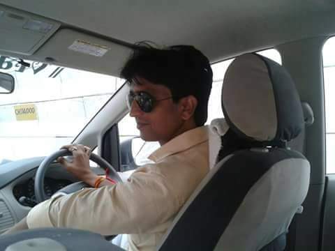 Priya25195's tweet photo. एक खामोश हलचल बनी जिन्दगी 
गहरा ठहरा जल बनी जिन्दगी 
तुम बिना जैसे महलों में बीता हुआ 
उर्मिला का कोई पल बनी जिन्दगी 
दृष्टि आकाश में आस का एक दिया 
तुम बुझती रही, मैं जलाता रहा 
तुम ग़ज़ल बन गई, गीत में ढल गई 
मंच से में तुम्हें गुनगुनाता रहा
@DrKumarVishwas https://t.co/JCoQa6InCW