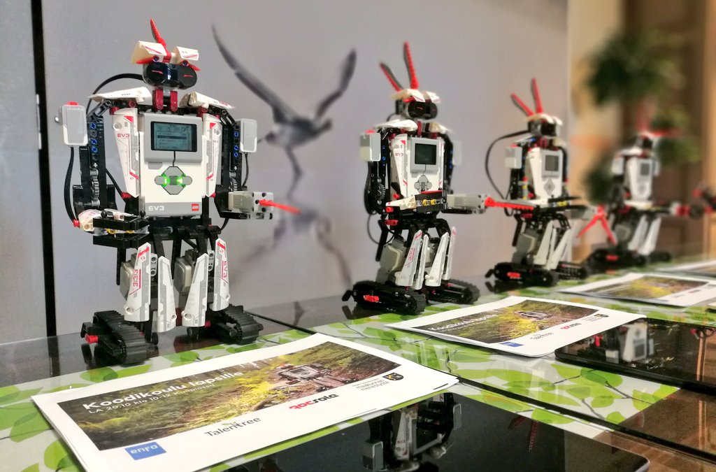 pohjoissavo's tweet photo. Vesa, Jarkko, Dude ja Antti robotit toivottavat lapset tervetulleiksi maakuntasalissa kohta alkavaan koodi- ja robokouluun #rocsole #talentree #enfo #europedirect #EUCodeWeek #koodaus @EUkomissio https://t.co/96EN0RqN7N