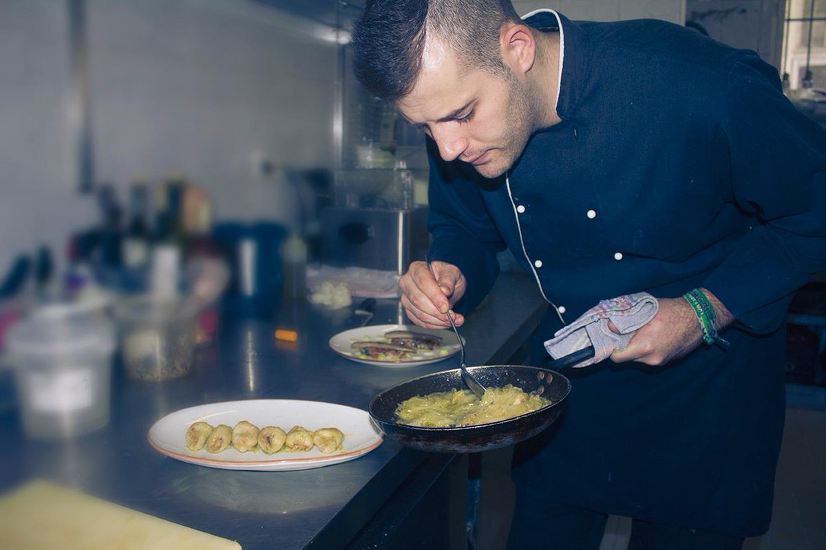 Una parte más en Casa Pablo es el aprendizaje y el llevar a cabo las ideas de la nueva #CocinaTradicional del chef #SergioGuzman . Este, día a día, transmite los valores y el compromiso para que todo salga a pedir de boca...,
#SomosAranjuezDesde1941 casapablo.net