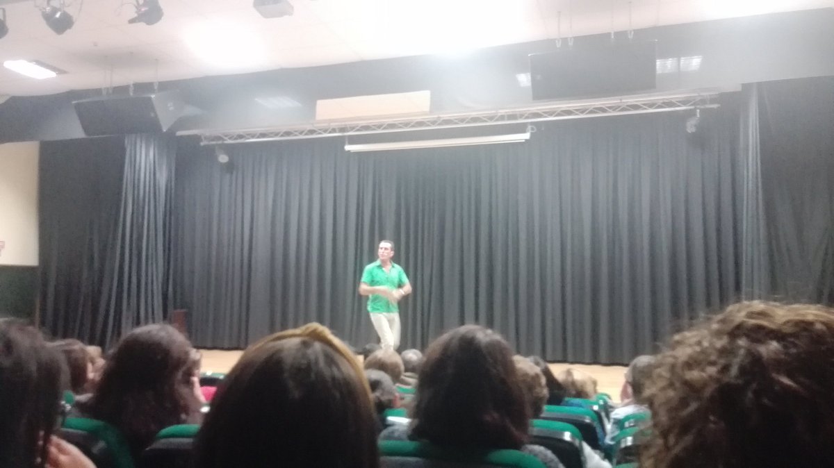 21_couto's tweet photo. .Onte disfrutamos do final do ciclo de monólogos #RiXallas, coa actuación de @LuisZahera https://t.co/1499bmsQCY