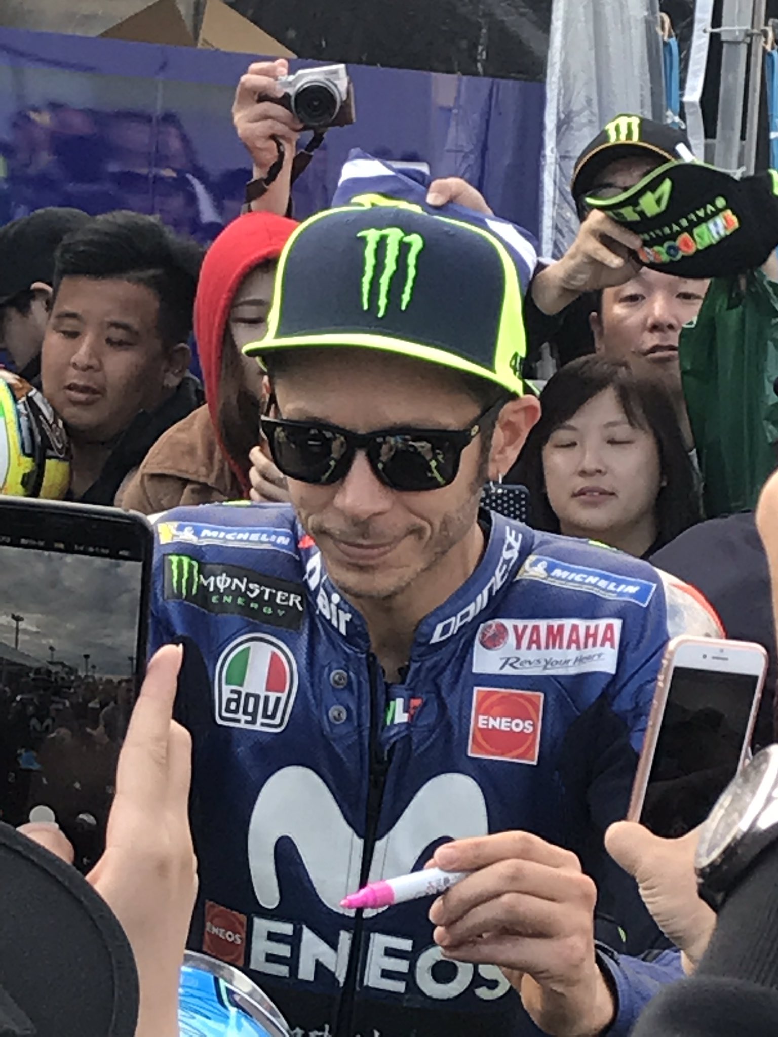 平嶋夏海 ファンサ中のバレンティーノ ロッシ選手 出待ちしました インタビュー中のカル クラッチロー選手 ヘルメット持ってます お二人とも人気者すぎて周りに人がとっっっても多かったです Hondamotogp Honda Motogp