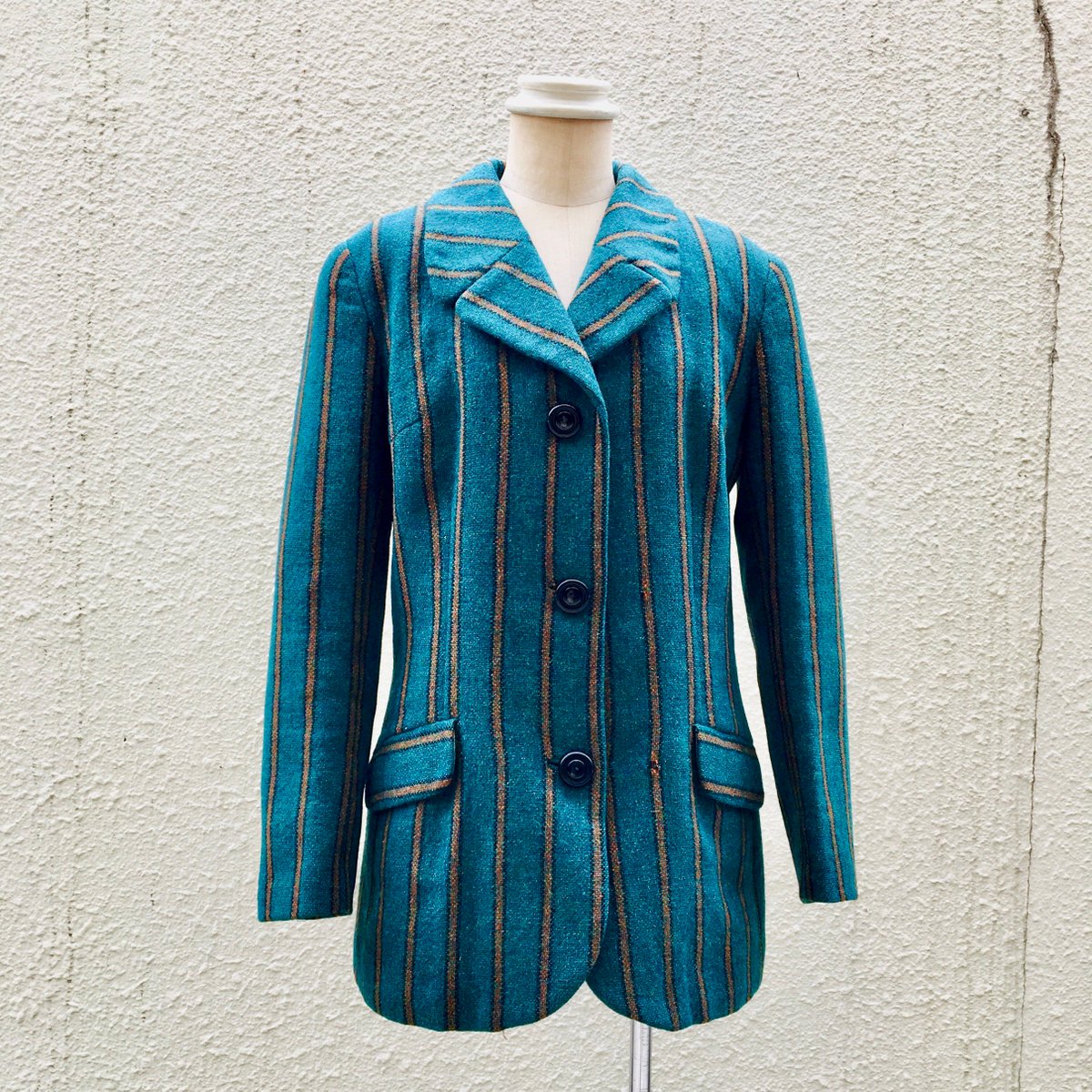 anouchkavintage's tweet photo. *お知らせ
明日は12時から17時まで営業します。
ご来店お待ちしています。

入荷しました。マリー・クワントのジャケットです。
スクールジャケットっぽい配色のストライプに生真面目なシルエットがかわいい。
#maryquant #vintagemaryquant #gingergroup #mod #swinginglondon #anouchka #kokubunji https://t.co/XjE7wQ1RFe